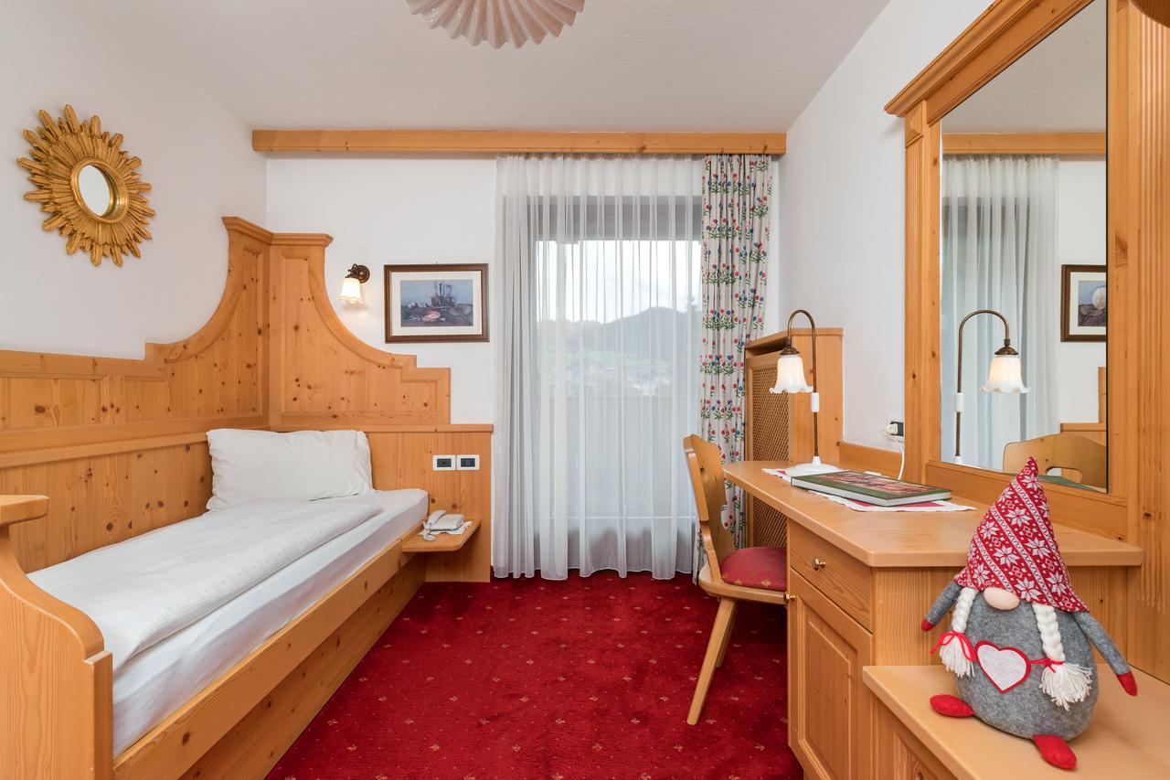 Hotel Christian Corvara In Badia Luaran gambar